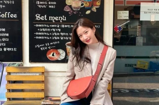 Mun Ka Young Ungkap Makna Ketulusan Lewat Hobi Menulis dan Kolaborasi Bersama SK-II