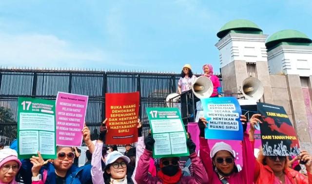Aliansi Perempuan Indonesia Gelar Aksi di DPR, Kutuk Kekerasan Aparat dan Desak Hentikan Represi