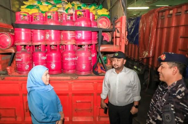 Khofifah Kirim Bantuan Logistik ke Pulau Bawean dengan KRI Surabaya 591