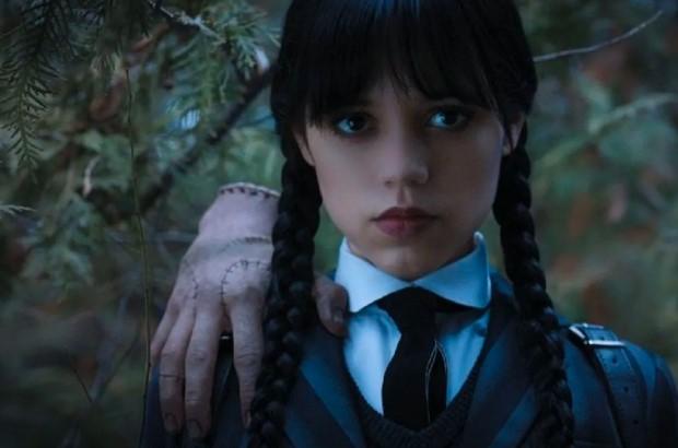 Musim Kedua Wednesday Ungkap Asal Usul Thing, Karakter Ikonik Keluarga Addams
