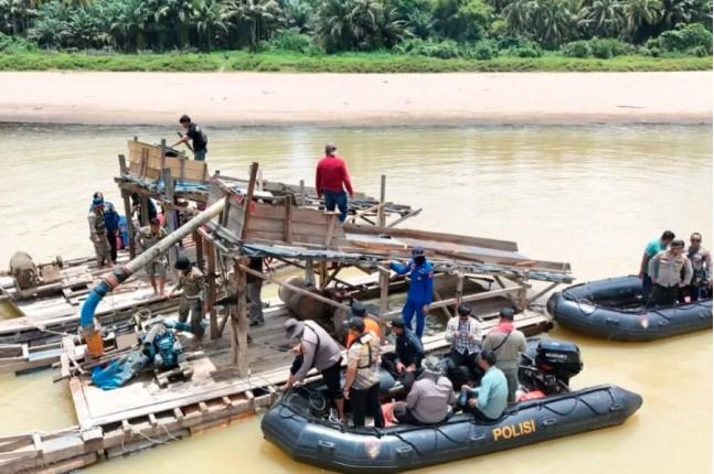 Tim Gabungan Hancurkan 55 Rakit PETI di Sungai Kuantan, Air Sungai Kembali Jernih Setelah 20 Tahun