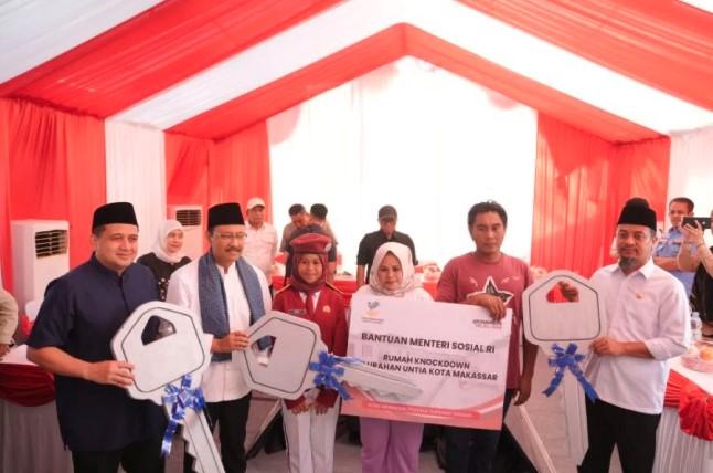 Mensos Serahkan 20 Rumah Knockdown untuk Nelayan Makassar, Dukung Program Pengentasan Kemiskinan Ekstrem