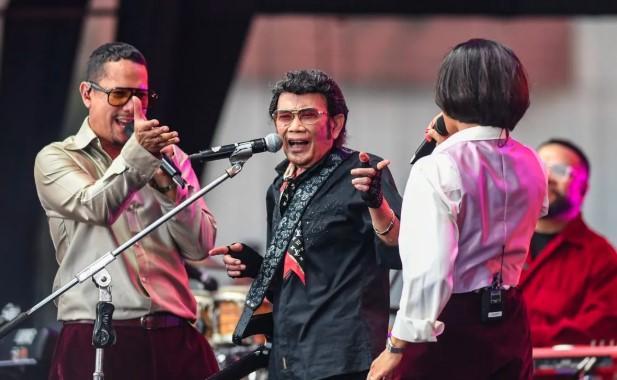 Rhoma Irama Jadi Imam Salat Jumat di Tengah Festival Musik Pestapora 2025, Pengunjung: Pengalaman Tak Terlupakan