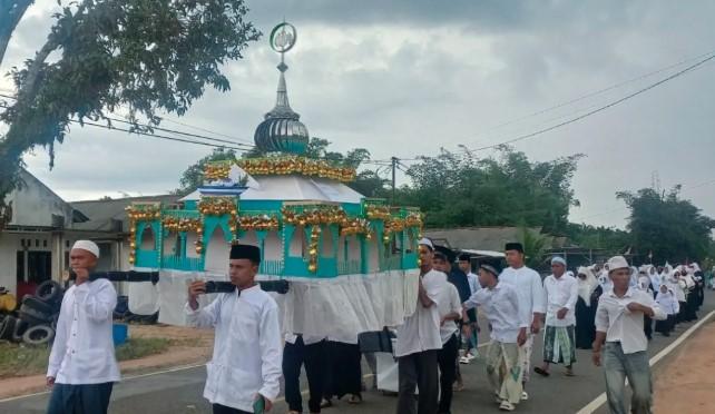 Tradisi Seribu Telur Warnai Maulid Nabi di Desa Namang, Ribuan Warga Tumpah Ruah di Jalanan