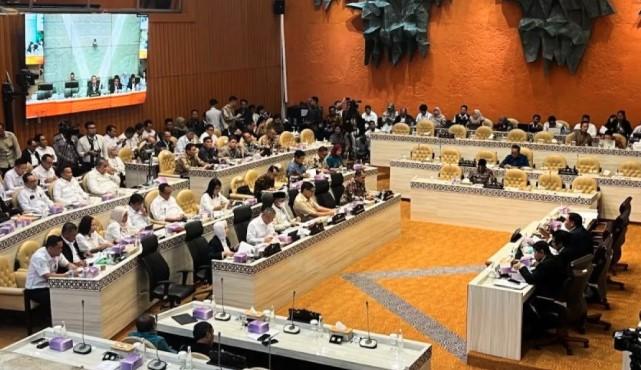 BMKG Prakirakan Hujan Petir Landa Jakarta Sore Ini, Warga Diminta Waspada