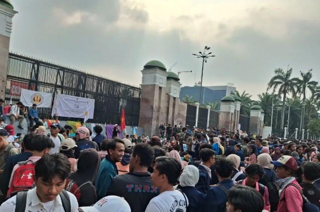 Mahasiswa Unpad Gelar Aksi "Piknik Nasional Rakyat" di DPR, Desak Pemerintah Penuhi Tuntutan 17+8