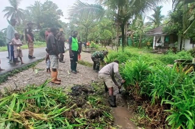 Warga Tipuka Gotong Royong Bersihkan Drainase untuk Perangi Malaria, Minta Pemerintah Bangun Saluran Permanen