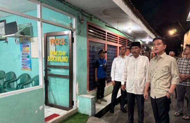 Gibran Tinjau Siskamling dan Pasar Cipulir, Pastikan Stabilitas Pasca Unjuk Rasa