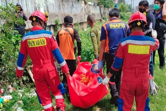 Pria Ditemukan Meninggal di Pinggir Kali Grogol, Dievakuasi Tim Gabungan