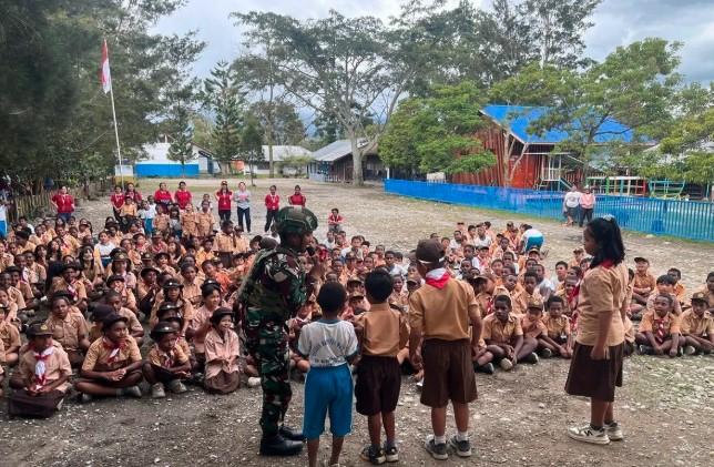 TNI Tanamkan Wawasan Kebangsaan di SD Koinonia Papua, Anak-Anak Diajak Cinta Tanah Air Sejak Dini