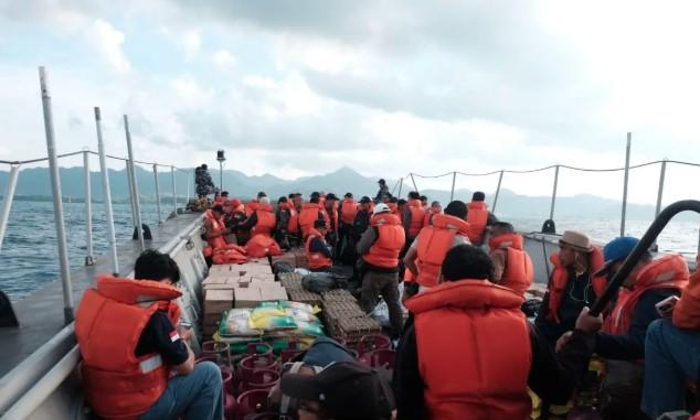 Pemprov Jatim Salurkan Bantuan Logistik dan Bansos ke Pulau Bawean Usai Gangguan Transportasi Laut