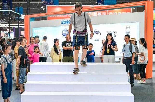 Pameran Industri Pintar Dunia 2025 di China Pamerkan Inovasi Teknologi untuk Perawatan Lansia