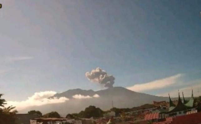 Gunung Marapi Erupsi, Kolom Abu Capai 1.000 Meter, Warga Diminta Jauhi Radius 3 Km