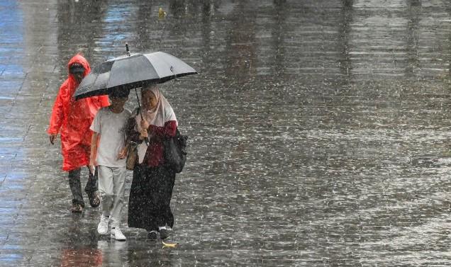 BMKG Prakirakan Hujan Ringan di Tiga Wilayah Jakarta pada Senin Malam, Suhu Tertinggi Capai 33 Derajat
