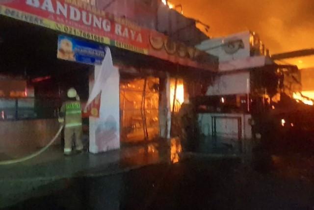 Kebakaran Food Court di Fatmawati Diduga karena Korsleting, Tiga Bangunan Hangus dan Kerugian Capai Rp1,2 Miliar