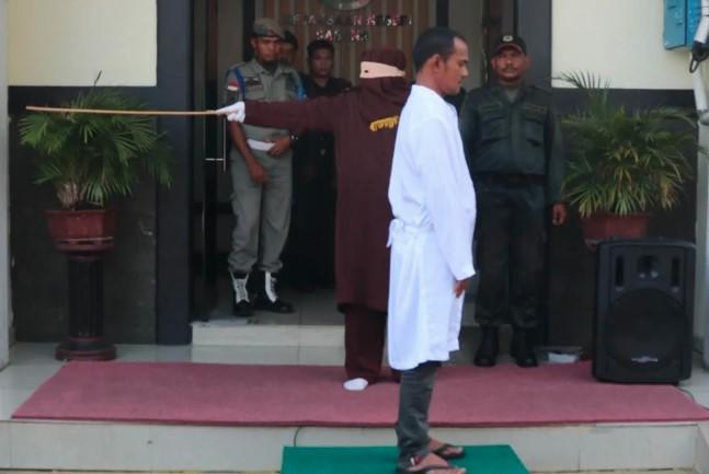 Tiga Terpidana Maisir Dicambuk di Halaman Kantor Kejari Sabang, JPU Tegaskan Komitmen Tegakkan Syariat Islam