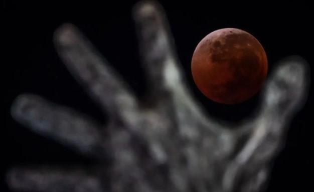 Blood Moon Hiasi Langit Jakarta, Ribuan Warga Padati TIM Saksikan Gerhana Bulan Total