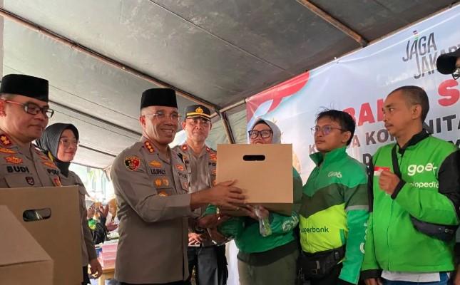 Polres Jaksel Bagikan Sembako dan Helm kepada 400 Pengemudi Ojek Daring