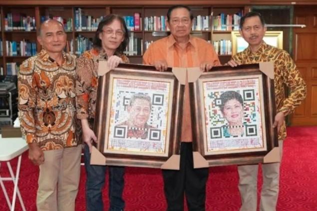 SBY Terima Lukisan QR Art Interaktif Bersama Ani Yudhoyono, Gabungkan Seni dan Teknologi di Museum Pacitan
