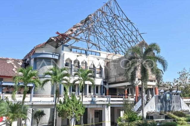 DPRD NTB Gelar Rapat di Garasi Usai Tragedi Kebakaran, Demokrasi Tetap Berjalan Tanpa Gedung Megah