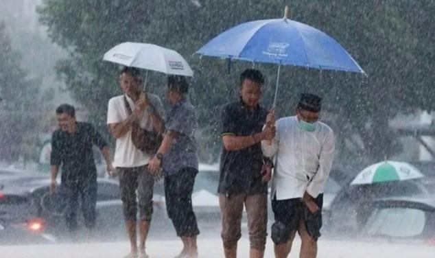 BMKG: Mayoritas Kota Besar di Indonesia Berpotensi Diguyur Hujan Ringan hingga Lebat pada Hari Selasa