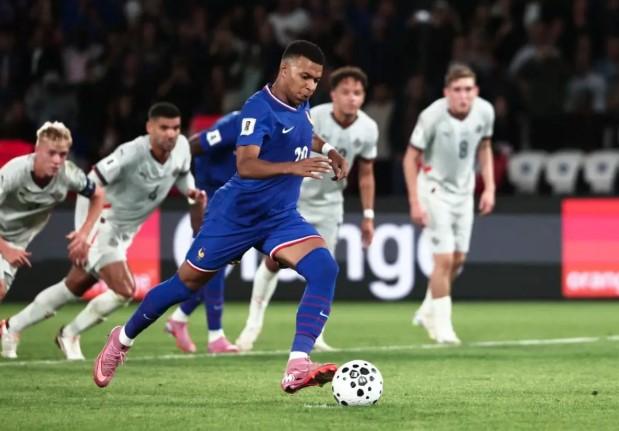Prancis Tundukkan Islandia 2-1 di Parc des Princes Meski Bermain dengan 10 Pemain