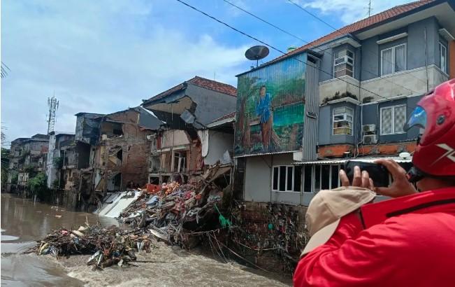Banjir Terjang Ruko di Denpasar, Empat Orang Masih Hilang dan Belasan Bangunan Rusak Parah