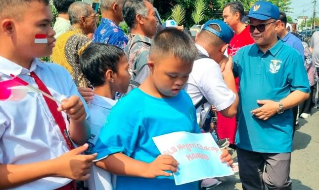 Tinjau SLB di Cilacap, Mendikdasmen Tegaskan Komitmen Pemerintah terhadap Pendidikan Inklusif