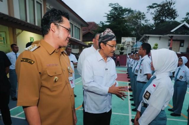 Kunjungi SRMA 43 Magelang, Mensos Apresiasi Perubahan Siswa dan Program Sekolah Rakyat