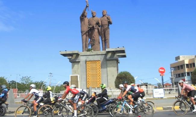 Tour de EnTeTe 2025 Resmi Dimulai, 80 Pembalap dari 13 Negara Tempuh Etape Terpanjang di Indonesia