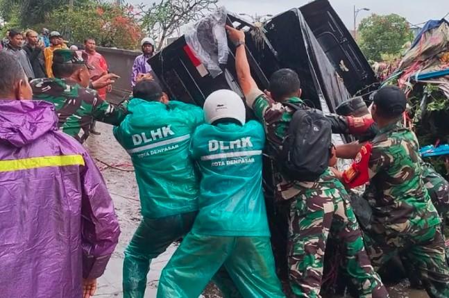 TNI Kerahkan Puluhan Prajurit dan Perahu Karet untuk Evakuasi Warga Terdampak Banjir di Denpasar