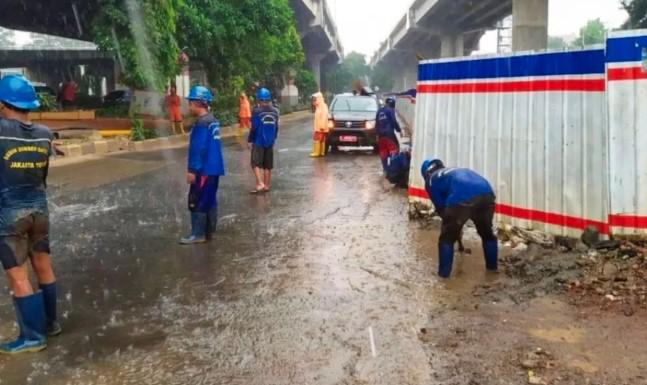 Atasi Banjir, Jakarta Timur Bangun Saluran Air Jalan DI Panjaitan dengan Metode Jacking