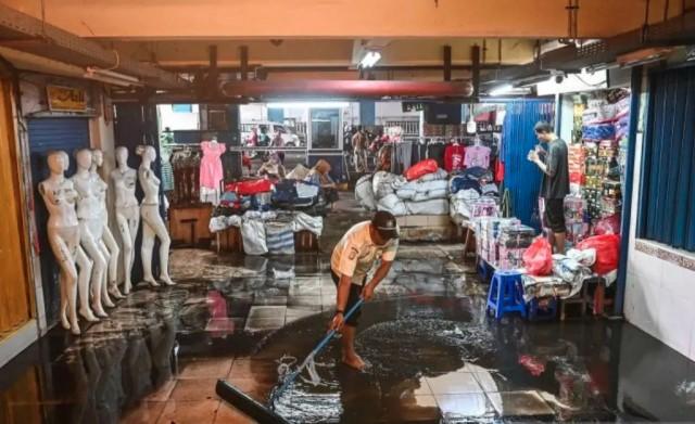 Banjir Berulang di Pasar Cipulir, Perumda Pasar Jaya Soroti Keterlambatan Petugas SDA dan Proyek Saluran yang Mangkrak