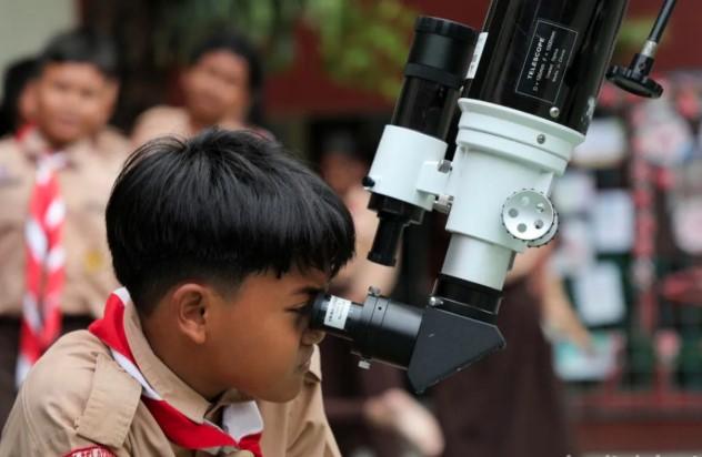 Siswa SDN Pela Mampang 12 Belajar Astronomi Lewat Teleskop dalam Program "Astronomi Goes To School"