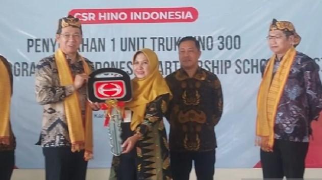 Hino Donasikan Truk ke SMKN 2 Tangerang untuk Dukung Pendidikan Vokasi Otomotif