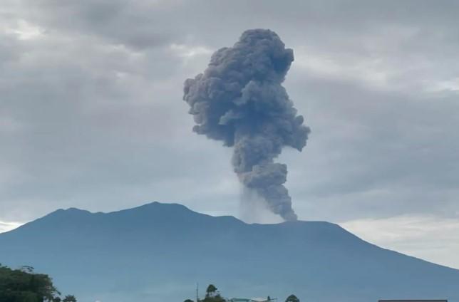 Gunung Marapi Erupsi 31 Detik, Warga Diimbau Waspadai Lahar Dingin dan Dilarang Dekati Kawah