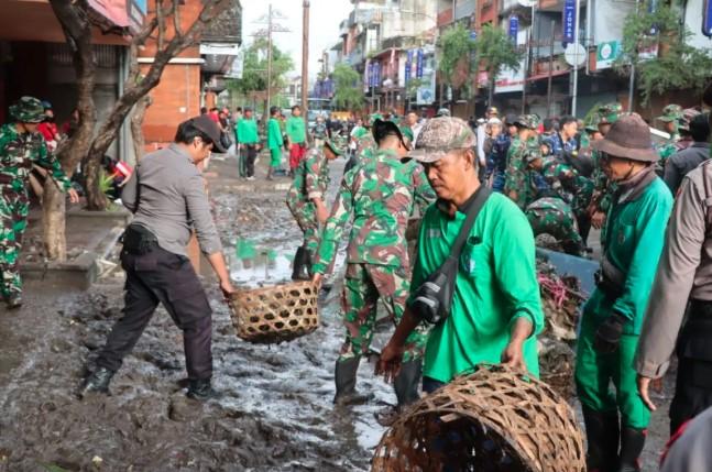 TNI AD Kerahkan 300 Personel Bantu Evakuasi Korban Banjir dan Longsor di Bali