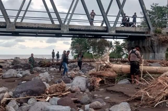 Pemprov NTT Percepat Penanganan Banjir Bandang di Nagekeo, BNPB Kirim Helikopter dan Bantuan Logistik