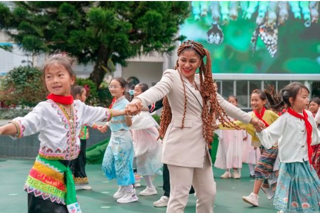 Sekolah Dasar Persahabatan China–Guinea Khatulistiwa di Yunnan Jadi Simbol Diplomasi Pendidikan Antarbangsa