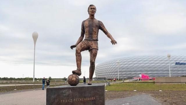 Bayern Muenchen Resmikan Patung Franz Beckenbauer di Allianz Arena untuk Rayakan Warisan Sang Legenda