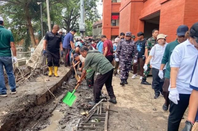 Libatkan 1.100 Orang, Menteri LH Pimpin Langsung Aksi Bersih-Bersih Sampah Banjir di Denpasar