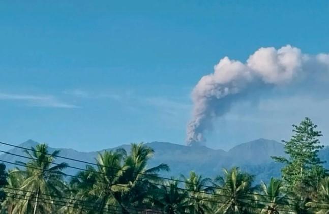 Gunung Dukono Erupsi, Abu Vulkanik Mencapai 1.000 Meter dan Warga Diminta Waspada
