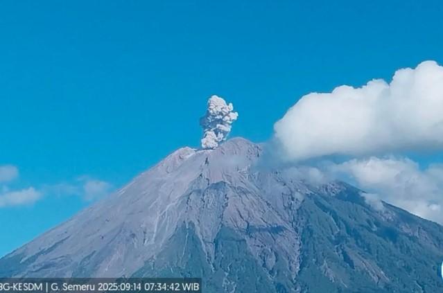 Gunung Semeru Alami Empat Kali Erupsi Pagi Ini, Letusan Capai 800 Meter dan Warga Diminta Waspada