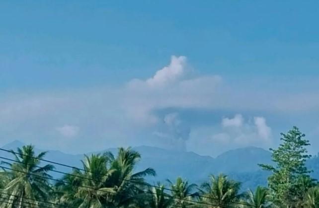 Gunung Dukono Kembali Erupsi, Kolom Abu Capai 500 Meter dan Warga Diminta Waspada
