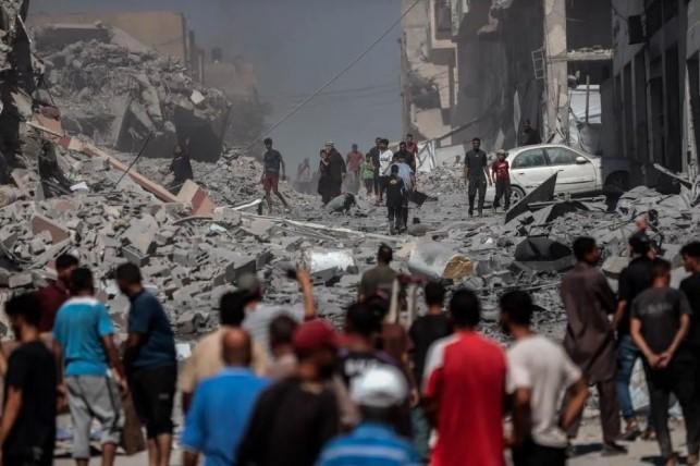 Serangan Israel di Gaza Tewaskan Puluhan Warga, 300.000 Orang Mengungsi dari Gaza City