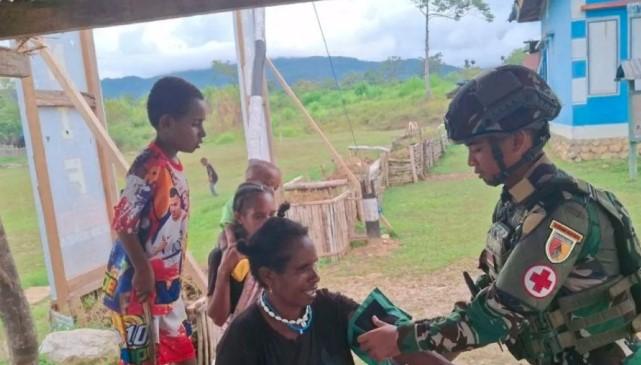 Satgas Yonif 521/DY Gencarkan Cek Kesehatan Gratis dari Rumah ke Rumah di Mamberamo Tengah