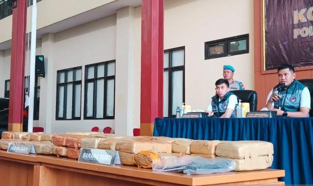 Polres Metro Jakarta Pusat Tangkap Dua Pengedar Ganja, Sita 53,75 Kilogram Barang Bukti