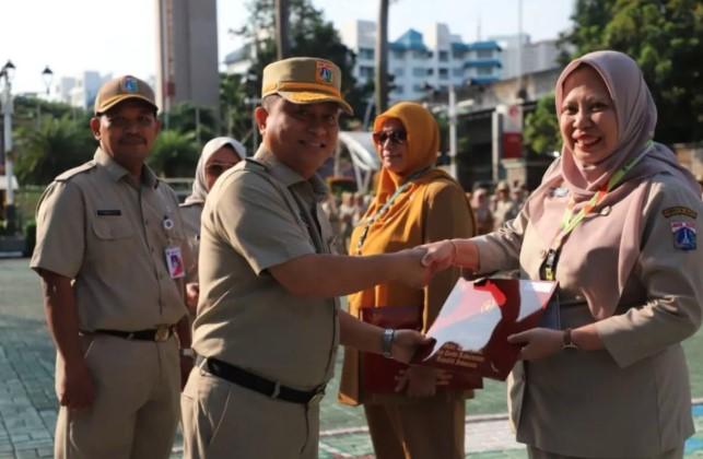 Pemkot Jaksel Berikan Tanda Kehormatan Satyalancana kepada PNS Teladan Berdedikasi Puluhan Tahun
