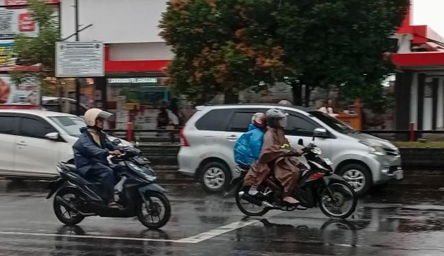 BMKG Prakirakan Hujan Ringan di Sebagian Wilayah Indonesia pada 16 September, Waspadai Petir di Beberapa Kota