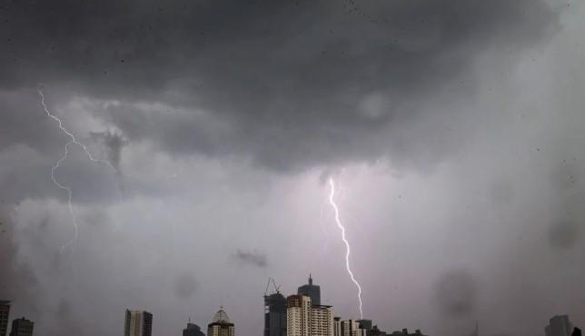 BMKG: Jakarta Berpotensi Hujan Petir pada Malam Hari, Selasa 16 September 2025